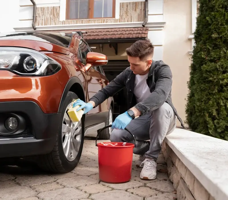 Lavage auto à domicile Montségur : professionnel intervenant sur un véhicule